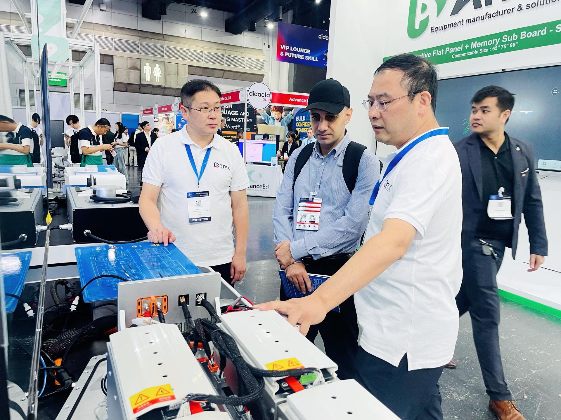 Guided BTKX equipment demonstration for vocational education visitors